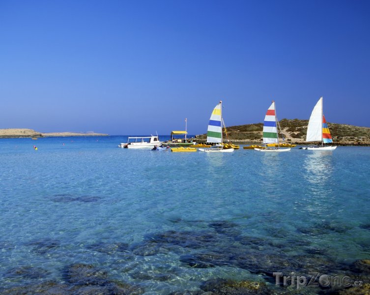 Fotka, Foto Agia Napa, lodě u pláže Nissi (Kypr)
