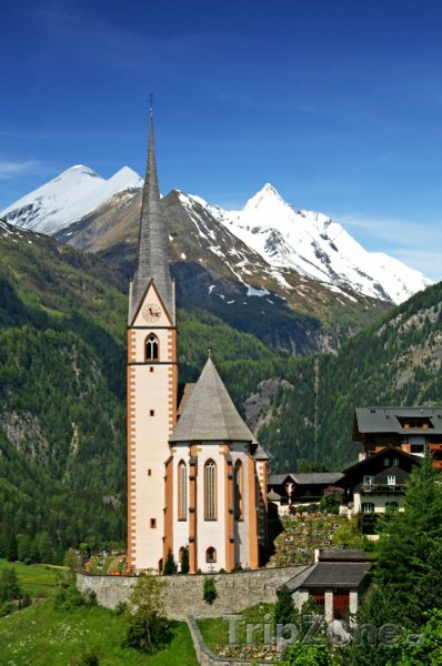 Fotka, Foto Alpy, kostel ve vesnici Heiligenblut, v pozadí hora Grossglockne (Rakouské Alpy, Rakousko)