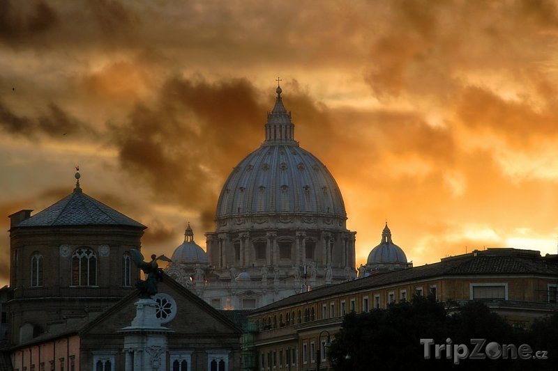 Fotka, Foto Bazilika sv. Petra při západu slunce (Řím, Itálie)