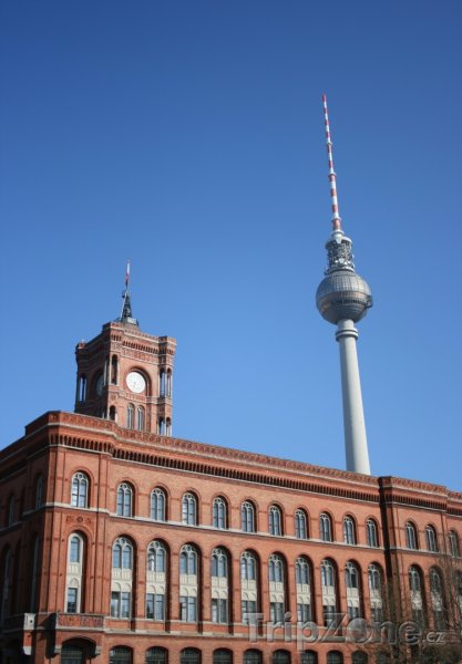 Fotka, Foto Berlínská radnice a televizní věž (Berliner Fernsehturm) (Berlín, Německo)