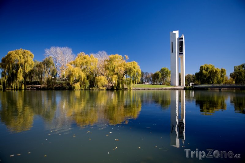 Fotka, Foto Canberra, zvonkohra National Carillon na břehu Lake Burley Griff (Austrálie)