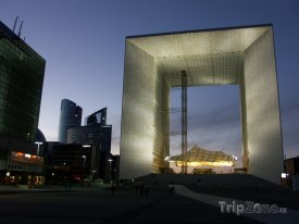 Grande Arche ve čtvrti La Défense