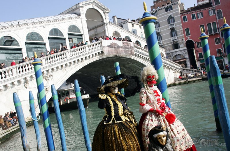 Fotka, Foto Karnevalový rej před Ponte di Rialto (Benátky, Itálie)