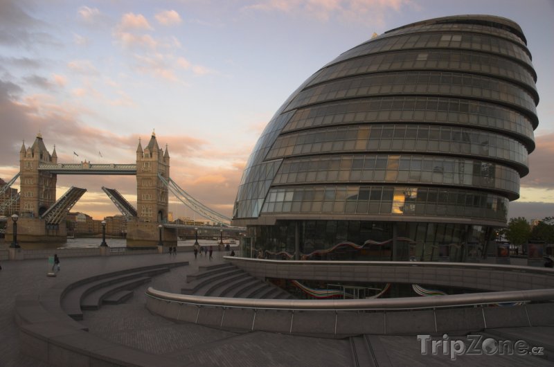 Fotka, Foto Londýnská radnice a v pozadí Tower Bridge (Londýn, Velká Británie)