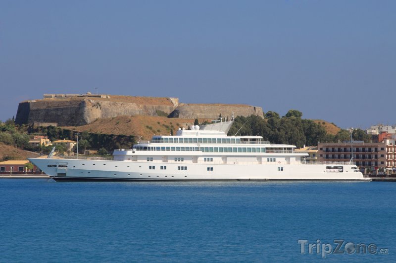 Fotka, Foto Luxusní jachta před Palaio Frourio (Korfu, Řecko)