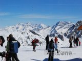 Lyžaři na vrcholu sjezdovky ve Třech údolích
