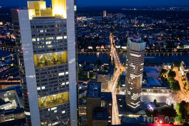 Fotka, Foto Mrakodrapy Evropské centrální banky a Commerzbank Tower ve Frank (Frankfurt, Německo)