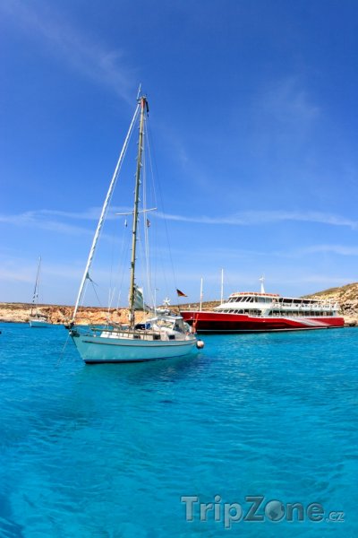 Fotka, Foto Ostrov Comino, lodě v Modré laguně (Malta)