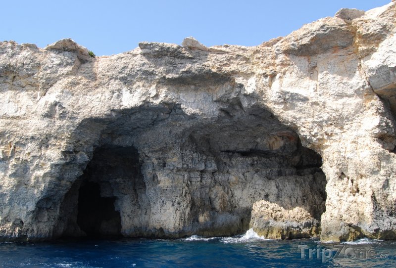 Fotka, Foto Ostrov Comino, útesy na jeskyně pobřeží (Malta)