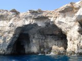 Ostrov Comino, útesy na jeskyně pobřeží