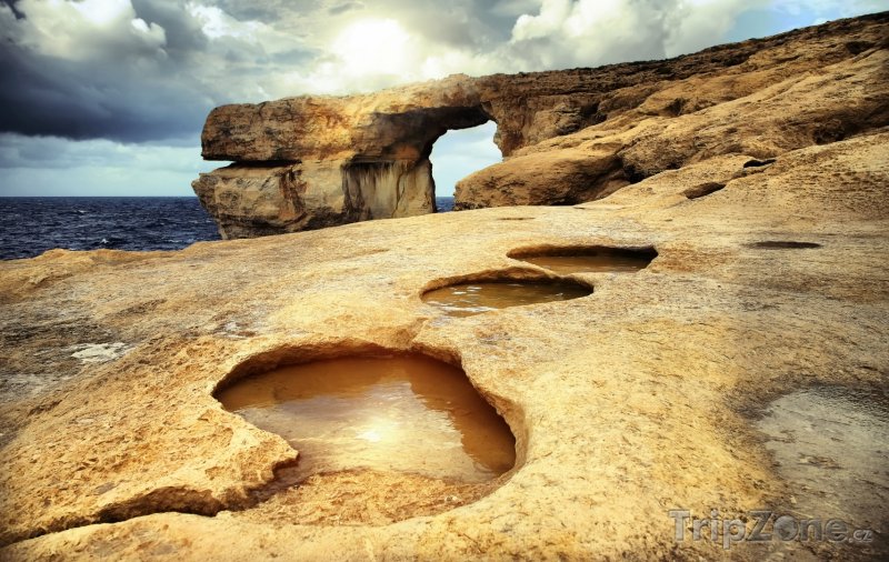 Fotka, Foto Ostrov Gozo, pobřeží, v pozadí skalní útvar Azurové okno (Malta)