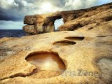 Ostrov Gozo, pobřeží, v pozadí skalní útvar Azurové okno