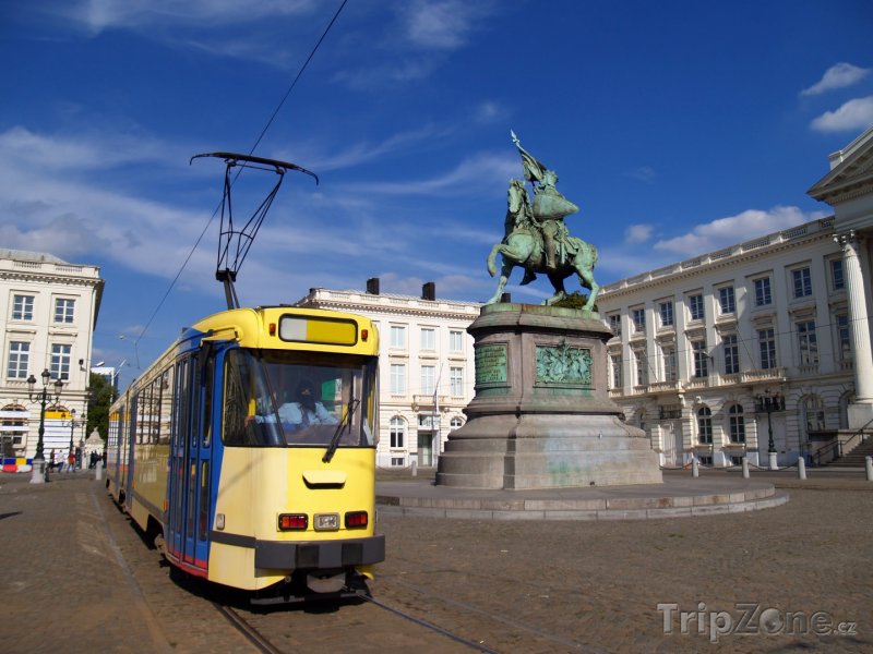 Fotka, Foto Place Royale, tramvaj u sochy Godefroye z Bouillonu (Brusel, Belgie)