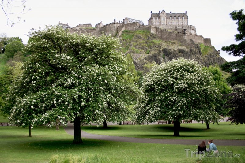Fotka, Foto Pohled na hrad z Princes Street Gardens (Edinburgh, Velká Británie)