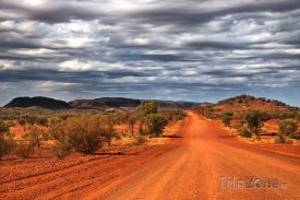 Prašná silnice poblíž města Alice Springs