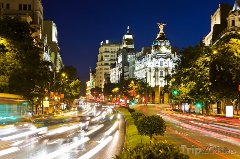 Fotka, Foto Rušná madridská ulice v noci (Madrid, Španělsko)