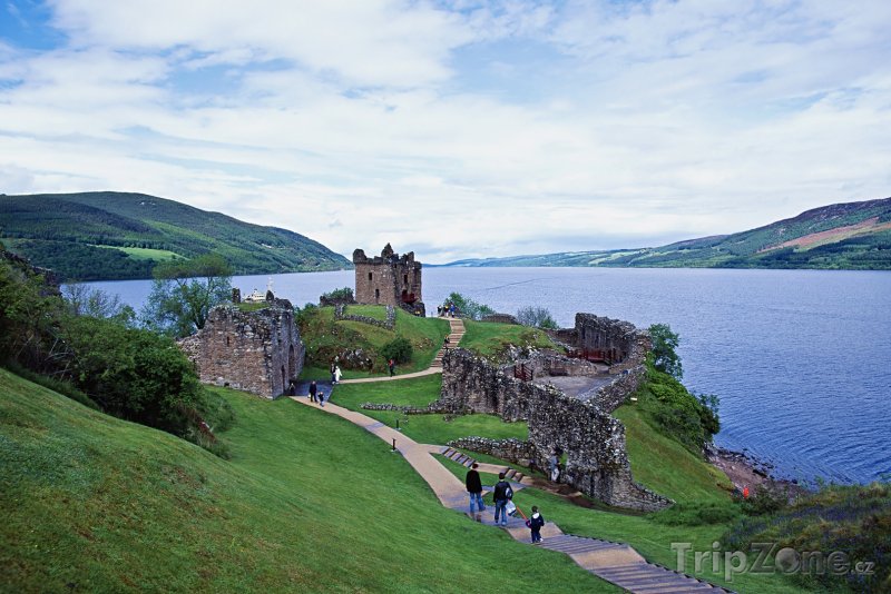 Fotka, Foto Skotsko, hrad Urquhart na břehu jezera Loch Ness (Velká Británie)