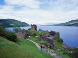 Skotsko, hrad Urquhart na břehu jezera Loch Ness