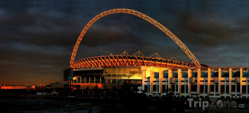 Fotka, Foto Stadion Wembley při západu slunce (Londýn, Velká Británie)