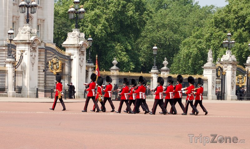 Fotka, Foto Stráže před Buckinghamským palácem (Londýn, Velká Británie)