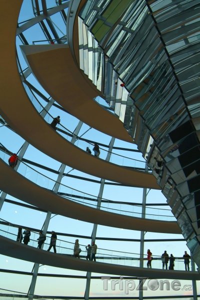 Fotka, Foto Vnitřek kopule budovy Říšské sněmu v Berlíně (Berlín, Německo)