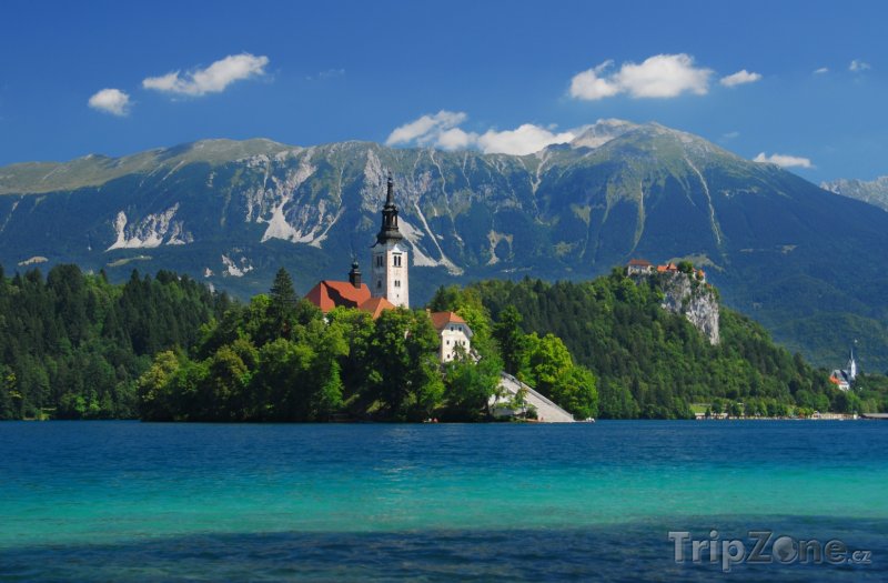 Fotka, Foto Bledské jezero pod hřebeny Julských Alp (Slovinsko)