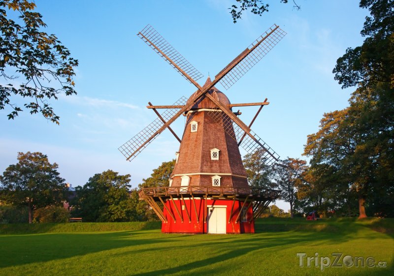Fotka, Foto Dobový červený větrný mlýn v Kodani (Dánsko)