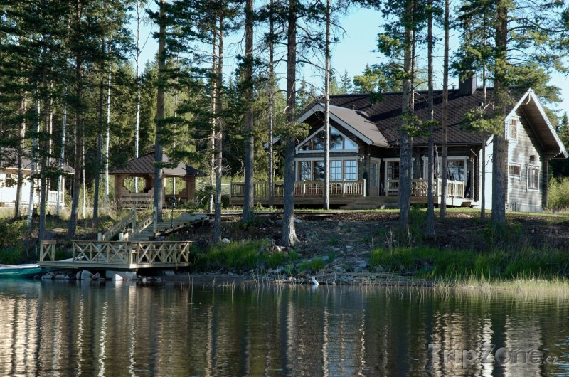 Fotka, Foto Dřevěná chaloupka na břehu jezera (Finsko)