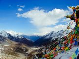 Hory a modlitební praporky v Tibetu