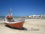 Loď na pláži ve vesnici Cabo Polonio