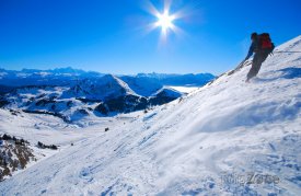 Lyžař ve francouzských Alpách