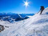 Lyžař ve francouzských Alpách