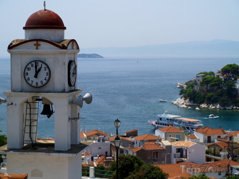Fotka, Foto Ostrov Skiathos, pohled na moře, vlevo zvonice (Řecko)