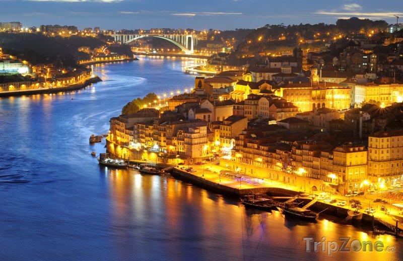 Fotka, Foto Osvětlené město Porto (Portugalsko)