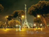 Památník Kryštofa Kolumba v noci