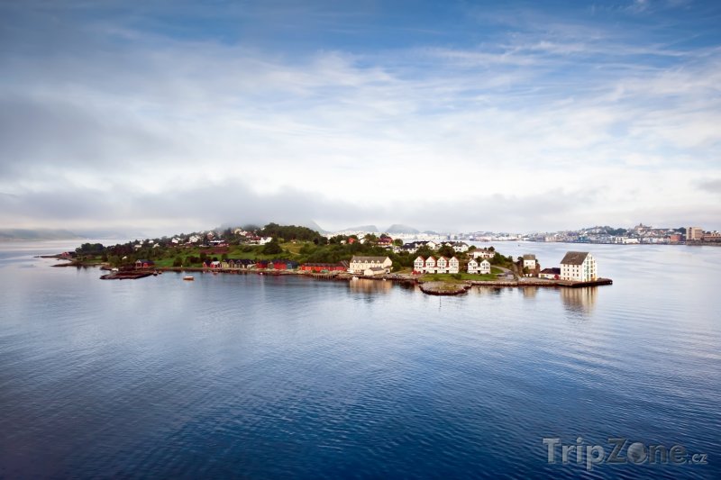 Fotka, Foto Pohled na rybářské městečko Alesund (Norsko)