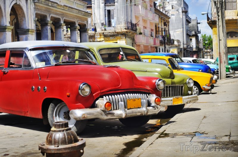 Fotka, Foto Pro Kubu typická americká auta v ulicích Havany (Kuba)
