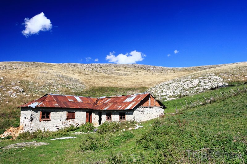 Fotka, Foto Starý dům a krajina v oblasti Mavrovo (Makedonie)