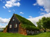 Vesnička Varmahlid a tradiční islandský domek