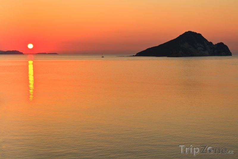 Fotka, Foto Východ slunce nad mořem (Zakynthos, Řecko)