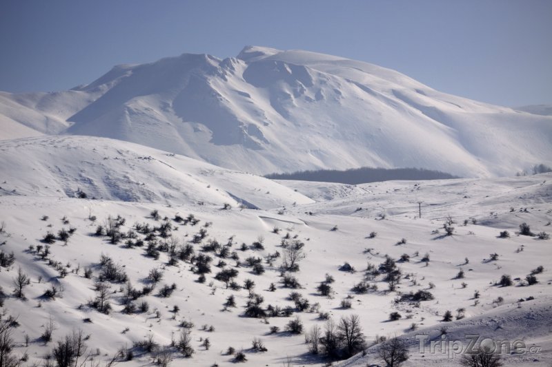 Fotka, Foto Zasněžená hora poblíž vesnice Cemerno (Bosna a Hercegovina)