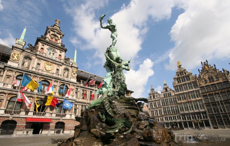 Fotka, Foto Antverpy, fontána a radnice na náměstí Grote Markt (Belgie)