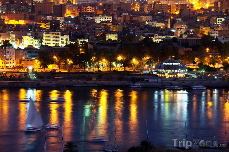 Fotka, Foto Asuán - město v noci (Egypt)