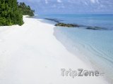 Bílý písek a kříšťálově čistá voda - pro Maledivy typické