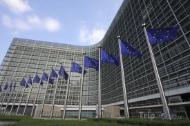 Brusel, vlajky před sídlem Evropské komise
