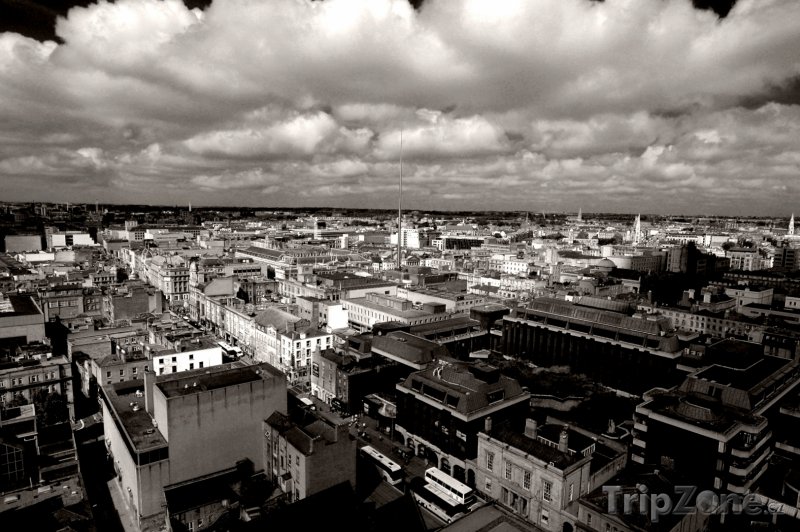 Fotka, Foto Černobílé panoráma Dublinu a dramatická obloha (Dublin, Irsko)