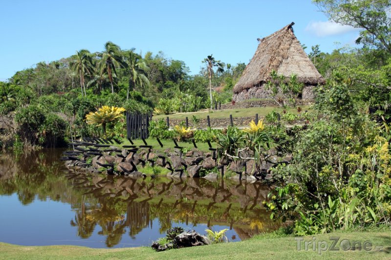 Fotka, Foto Chýše u řeky ve vnitrozemí (Fidži)