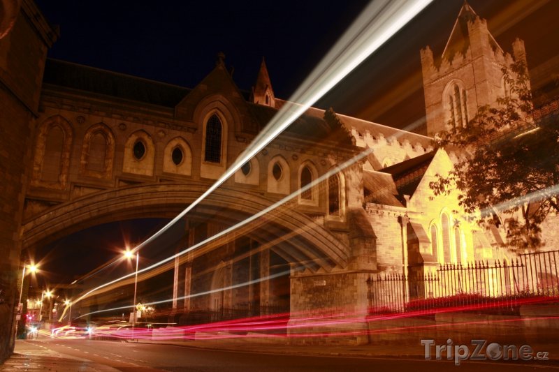 Fotka, Foto Dublin, noční provoz kolem katedrály (Dublin, Irsko)