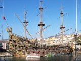 Historická loď v janovském přístavu