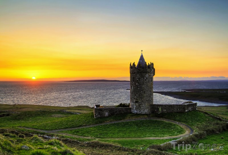 Fotka, Foto Hrad Doonagore při západu slunce (Irsko)